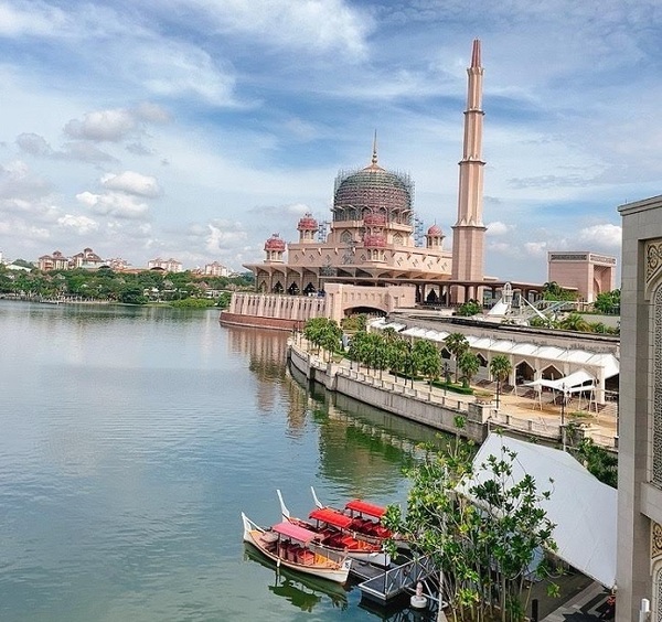 プトラジャヤのピンクモスクには、何となく行ってみよう!と思って、バスと電車、最後はタクシーで到着。修復工事中でしたが、時間がゆっくり流れてるこの場所で2時間くらい、ぼ~っと座っていました。(撮影/ご紹介:Aさん)